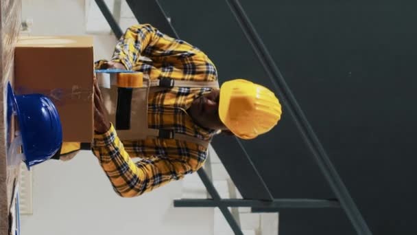 Вертикальное Видео Африканцы Пакуют Коробки Продуктами Готовят Товар Отправке Молодые — стоковое видео