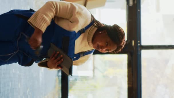 Κάθετη Βίντεο Αφροαμερικανή Γυναίκα Σάρωση Barcodes Κουτιά Που Εργάζονται Σαρωτή — Αρχείο Βίντεο