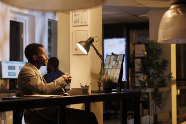 Advisor agent discussing investment graph with remote team during videocall meeting conference, working at company strategy in stratup office. Coworkers brainstorming business solutions