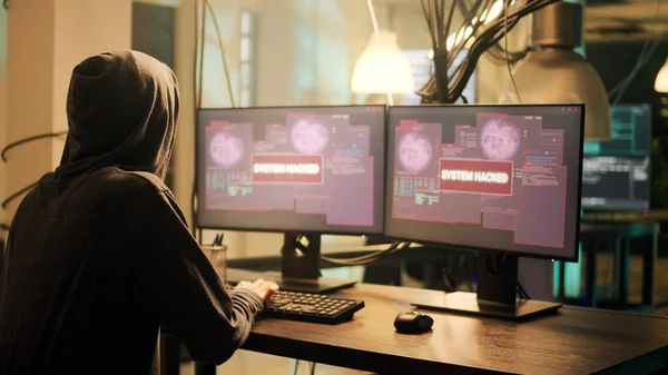Equipe Pessoas Aplaudindo Hacker Feminino Sobre Sucesso Ransomware Celebrando Realização — Fotografia de Stock