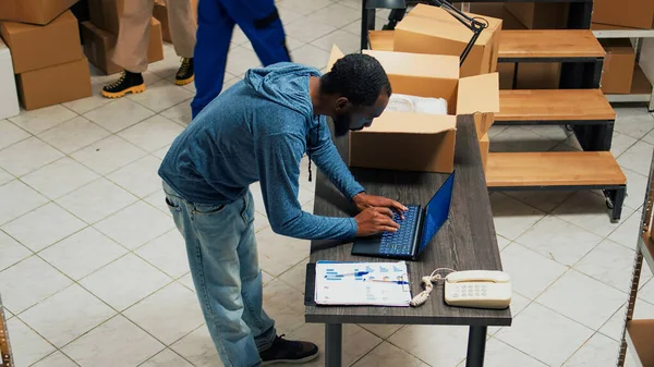 Молодой Офисный Работник Организовывает Товары Упаковках Используя Ноутбук Планирования Инвентаризации — стоковое фото