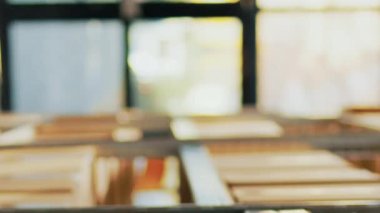 Dikey video: Sevkiyat veya dağıtımdan önce raflara ve raflara yerleştirilmiş, depoda ürünlerin olduğu karton kutular ve paketler. Kutu paketleri ve kargo malzemeleriyle boş depo alanı