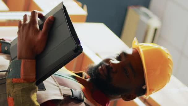 Pionowe Wideo Afrykański Amerykanin Patrząc Tabletkę Magazynie Pracuje Nad Dystrybucją — Wideo stockowe