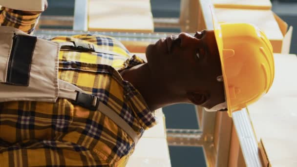 Függőleges Videó Afro Amerikai Férfi Pózol Dobozok Mellett Állványokon Raktárban — Stock videók