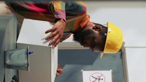 Vertikales Video Afroamerikanische Mitarbeiter Arbeiten Mit Fracht Kisten Wobei Sie — Stockvideo
