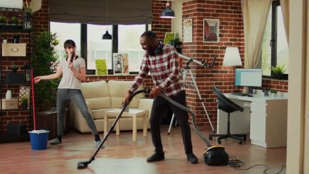 Silly Couple Singing Song Cleaning Apartment Floors Using Mop Vacuum — Stock video