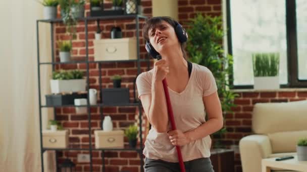 Vidám Felnőtt Éneklés Felmosás Padló Lakásban Takarítás Háztartás Felmosóval Női — Stock videók