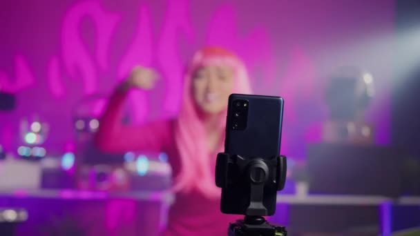 Umělec Provádějící Techno Song Nahrávání Hudby Videa Kamerou Smartphone Interakci — Stock video