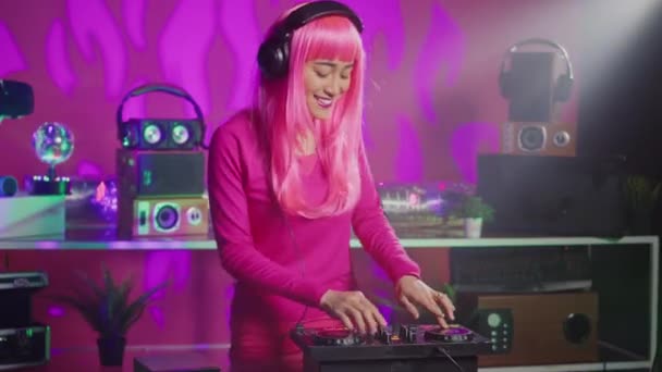 Muzyk Dobrze Się Bawiący Wykonując Muzykę Techno Imprezie Klubie Nocnym — Wideo stockowe