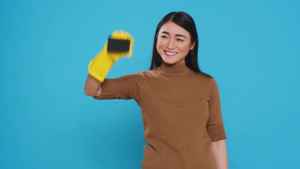 Lächelndes Dienstmädchen Mit Schwamm Und Professionellem Reinigungsmittel Bei Der Reinigung — Stockvideo