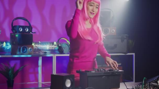 Artist Using Professional Turntables Nightclub Mixing Techno Sound Creating Unique — Stock videók