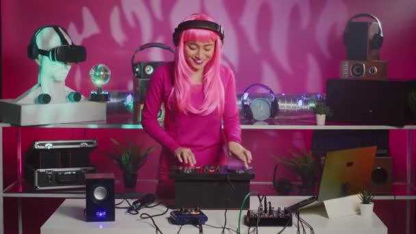 Музикант Рожевим Волоссям Стоїть Столом Насолоджується Змішуванням Стерео Звуків Електронікою — стокове відео
