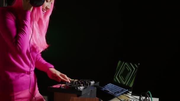 Artist Pink Hair Mixing Mastering Electronic Sound Using Professional Turntables — Stockvideo