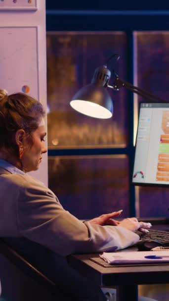 Vertical Video Businesswoman Analyzing Online Report Graphs Computer Planning Startup — Stockvideo