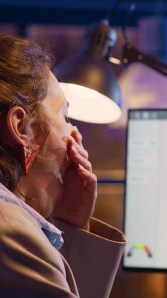 Κάθετη Βίντεο Εξαντλημένη Επιχειρηματίας Χασμουρητό Στο Γραφείο Αίσθημα Υπνηλίας Εργάζονται — Αρχείο Βίντεο