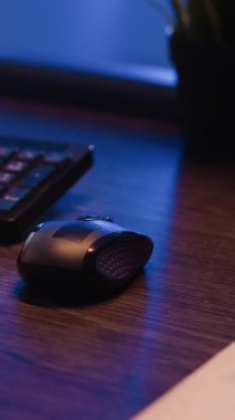 Dikey video: İşletme müdürü bilgisayarda diyagram verileri yazıyor, e-ticaret gelişimi için resmi pazarlama raporu hazırlıyor. Geceleri istatistiklerle finansal proje planlayan genç çalışanlar
