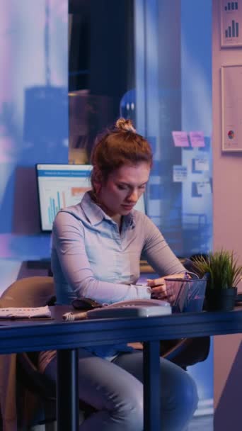 Vertical Video Office Worker Preparing Leave Company Office Night Working — Stockvideo