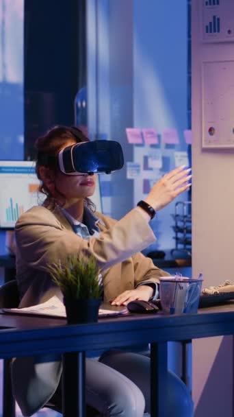 Vertical Video Young Worker Wearing Virtual Reality Goggles Office Planning — Stock Video