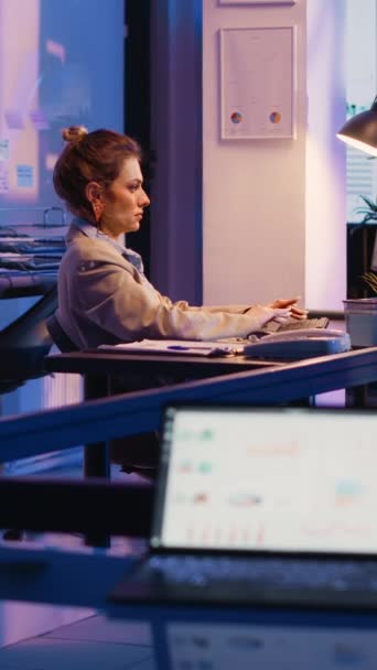 Vertical Video Woman Employee Looking Startup Analytics Working Hours Help — Stock video