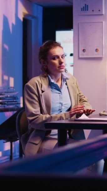 Vídeo Vertical Mulher Negócios Adormecendo Mesa Escritório Trabalhando Depois Horário — Vídeo de Stock