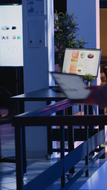Вертикальное Видео Предприниматель Проверяет Финансовый Отчет Компьютере Работает Послерабочее Время — стоковое видео
