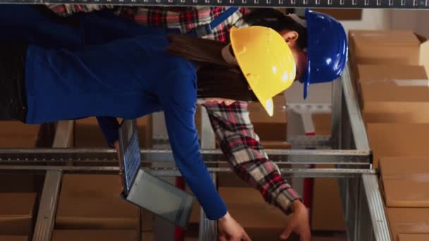Vertical Video Young Asian People Looking Carton Boxes Racks Checking — Vídeo de Stock