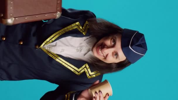 Pionowe Wideo Uśmiechnięta Stewardessa Niosąca Walizkę Wyjazdu Pracy Pijąca Kawę — Wideo stockowe