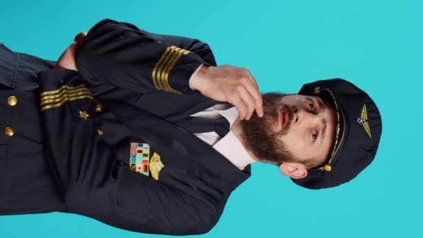 Vídeo Vertical Aviador Masculino Uniforme Pensando Solução Ideias Brainstorming Para — Vídeo de Stock