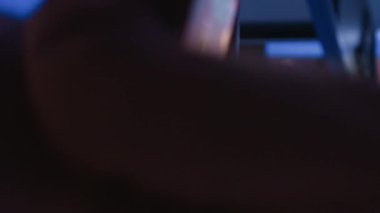 Dikey video: Danışman ajan, pazarlama istatistiklerini analiz ediyor ve iş yerindeki büyüme raporları üzerinde çalışıyor. Yönetici, şema ve çizelgelerle yatırım stratejisi planlıyor.