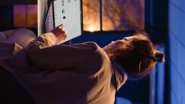 Dikey Video Kafkasyalı Kadın Gece Projesi Planlıyor Çevrimiçi Analizlerle Bilgisayar — Stok video