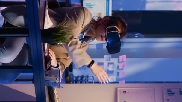 Vertical Video Young Worker Wearing Virtual Reality Goggles Office Planning — Wideo stockowe