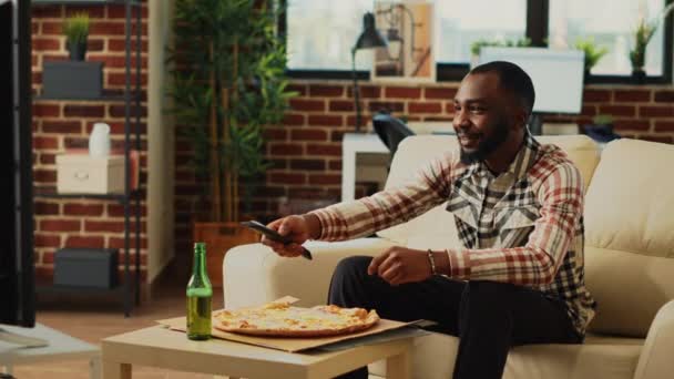 African American Guy Eating Slices Pizza Takeout Drinking Bottles Beer — Stock video