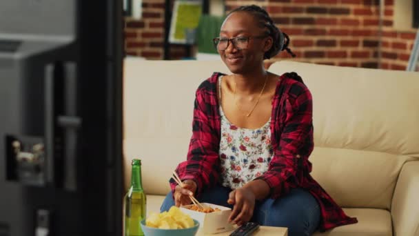 Fată Veselă Folosind Bețișoare Pentru Mânca Tăiței Râzând Filmul Comedie — Videoclip de stoc