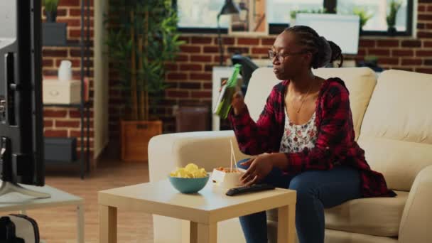 Fata Afro Americană Bea Bere Mănâncă Tăiței Camera Distrează Masa — Videoclip de stoc