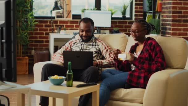 Люди Вместе Смотрят Кино Телевизору Гостиной Просматривают Интернет Ноутбуке Едят — стоковое видео