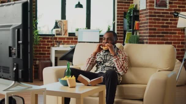 Persona Afroamericana Che Mangia Hamburger Patatine Fritte Sul Divano Cenando — Video Stock