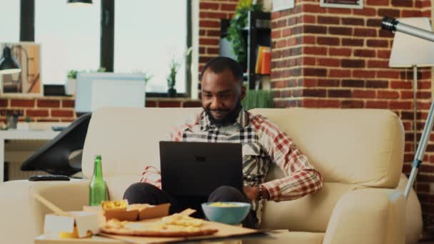 Moderne Person Die Laptop Benutzt Und Hause Fernsieht Und Sich — Stockvideo