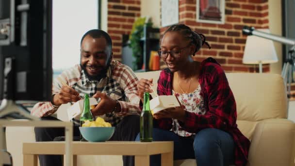 Young Couple Eating Noodles Together Living Room Binge Watching Comedy — Vídeo de Stock