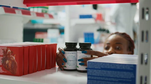 Raflarda Takviye Malzemeler Düzenleyen Kadın Uzmanlar Müşterilere Ilaç Tedavi Paketleri — Stok fotoğraf