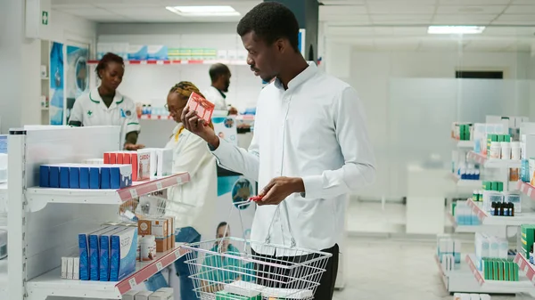 Afro Amerikan Müşteri Sepetine Ilaç Koyuyor Vitamin Ilaç Şişeleri Arıyor — Stok fotoğraf