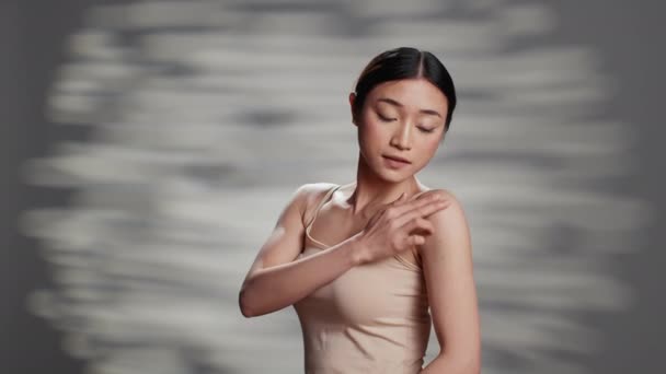 Beauty Model Using Nourishing Cream Shoulders Applying Moisturizer Body Promote — Vídeo de Stock
