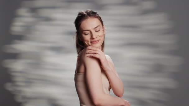 Позитивна Впевнена Леді Позує Світлою Голою Шкірою Рекламуючи Косметику Краси — стокове відео