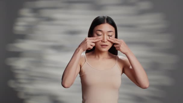 Mulher Radiante Publicidade Creme Facial Câmera Modelo Luminoso Aplicando Hidratante — Vídeo de Stock