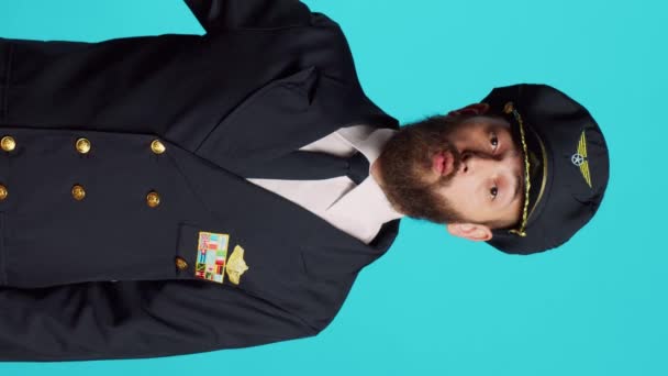 Κάθετο Βίντεο Καυκάσιος Άνδρας Ντυμένος Πιλότος Παίζει Παιχνίδι Του Αεροπλάνου — Αρχείο Βίντεο