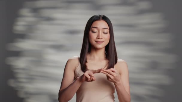 Menina Bonita Usando Hidratante Pele Luminosa Nua Criando Campanha Publicidade — Vídeo de Stock