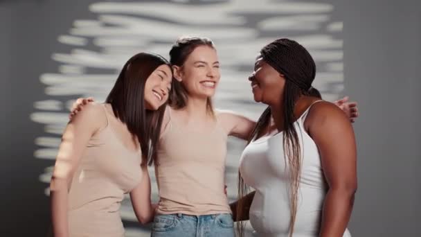 Diverse Friends Acting Cheerful Body Acceptance Studio Feeling Beautiful Advertising — Vídeo de Stock