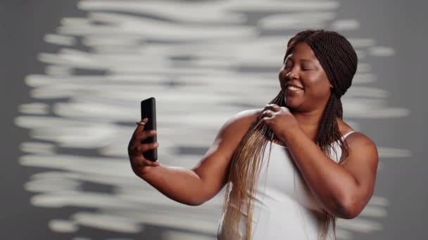 Szépségmodell Segítségével Okostelefon Hogy Képeket Kamera Reklám Bőrápoló Kozmetikumok Test — Stock videók