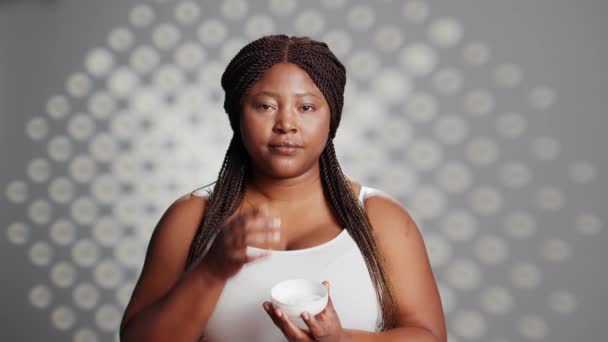 Africká Američanka Nanáší Krém Obličej Kameru Kosmetický Model Propagující Novou — Stock video