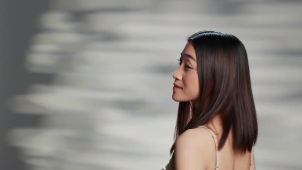 Giovane Che Abbraccia Imperfezioni Cura Della Pelle Annuncio Modello Asiatico — Video Stock