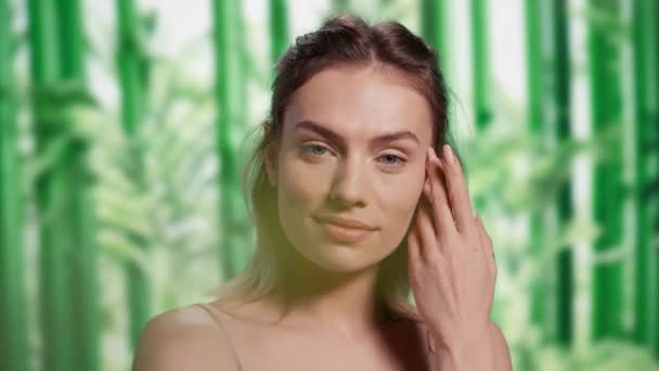 Skönhet Modell Poserar Över Bambu Träd Bakgrund Främja Hudvård Produkter — Stockvideo